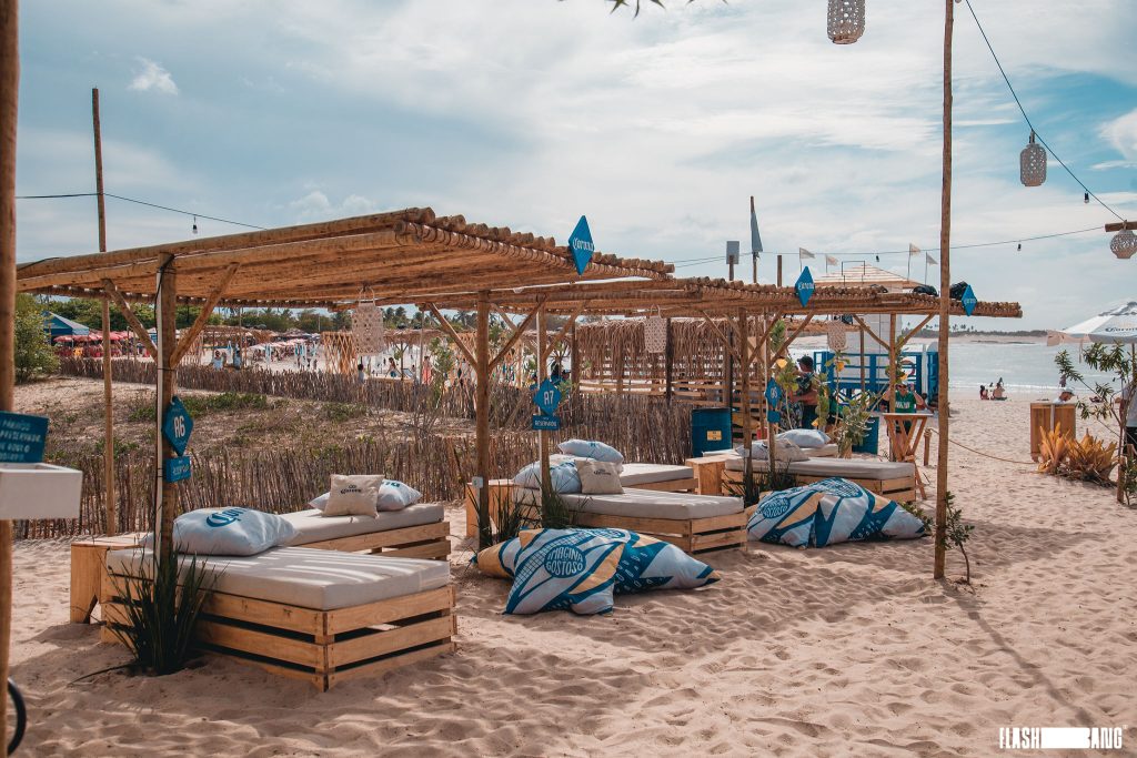 cadeiras e espreguiçadeiras na praia de São Miguel do Gostoso